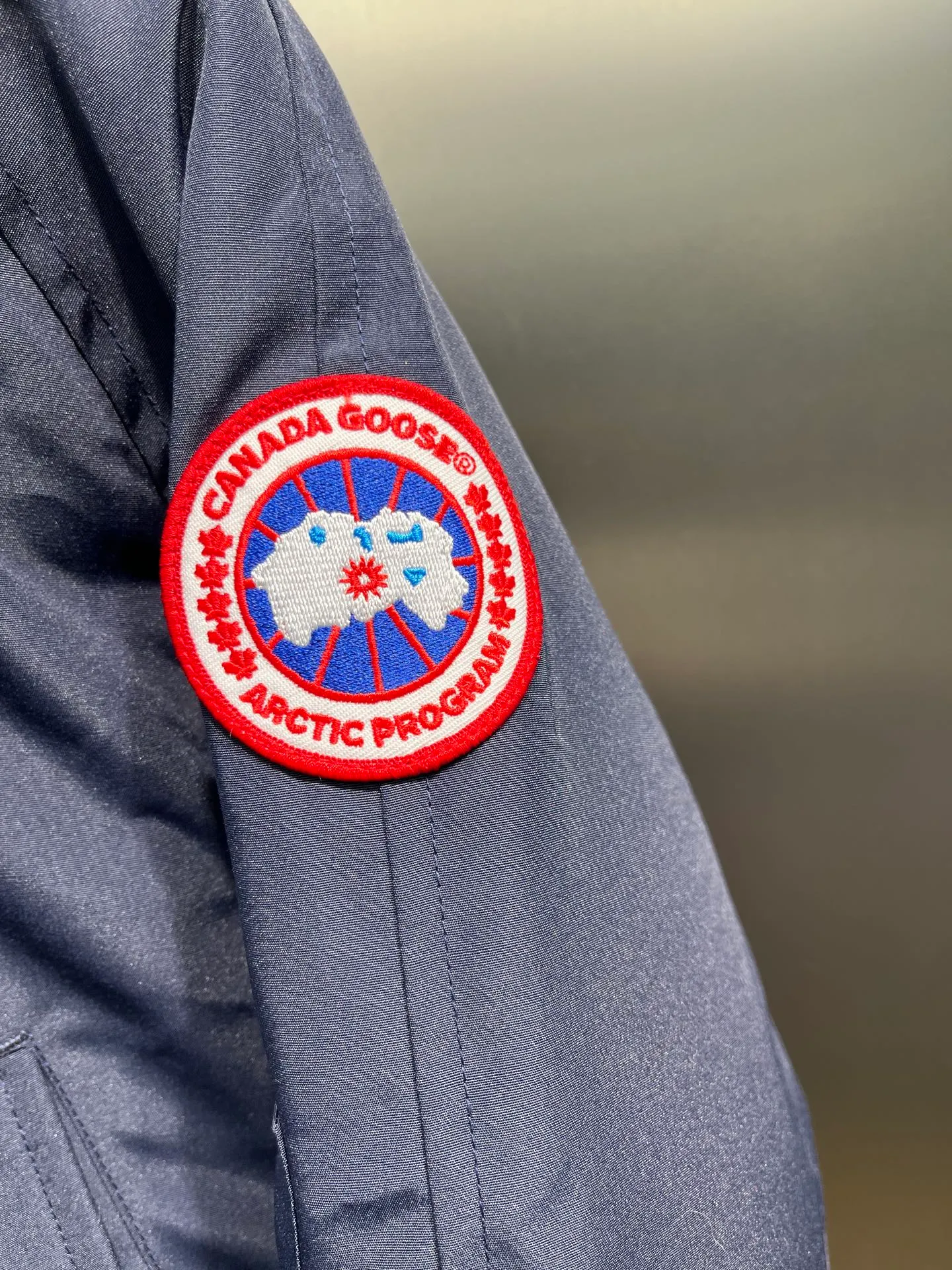P720 high-end version (new version of Big Goose 01) Canada Goose Canada Goose #Chilliwack 7999M bomber jacket short down jacket/01 model #Men and Women Same Style# ➖ Genuine synchronous anti-counterfeiting chip sensor! ➖ Imported 21S polyester-cotton blended original fabric [last year’s 16S/18S hard fabrics have been completely eliminated, this year all use 21S genuine synchronous fabrics, the soft mid-strap feels delicate and textured], genuine synchronous Feather-Light 10D waterproof coating fabric, made of 84.5 polyester fiber and 15.5 cotton, 100% the best feel in the entire network! ➖ The genuine official website is synchronized with the national standard 80 white duck down, you can check the official website customer service, there will never be a series of misleading claims such as 90 down or goose down! ➖ Using the best nylon lining with double double-layer sealing design, velvet-proof No. 7 needle + grid-filled down ready-made garments, there is 100% no so-called velvet running! ➖ The cuffs are designed with thickened seamless threads, and the collar and pockets are lined with top-quality polar fleece to keep you warm and comfortable! ➖ Yoshida YKK provides original custom-made electroplated sliders. YKK two-way lockable zippers are tight and smooth and will not peel off paint! ➖ 3M composite guarantees that the Velcro is the same as the original, durable, and all accessories and hardware are custom-made! ➖ Imported BEHRINGER embroidery machine to customize the 10,000-needle embroidery logo, 98% of which can be reproduced to restore the original logo. You can check and compare on the official website! ➖ The fur collars are all made of large pieces of Western Canadian blue wolf hide, ensuring that each fur collar is 13-15cm wide!   Size:XS-XXL